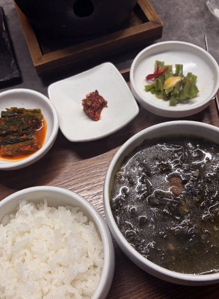 고우가 여의도점 · 정갈하게 차려진 반찬과 곁들임 찬