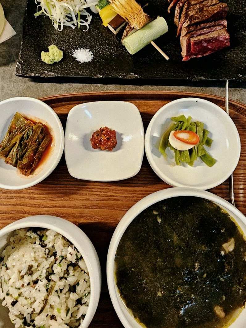 고우가 여의도점 · 정갈하게 차려진 반찬과 곁들임 찬