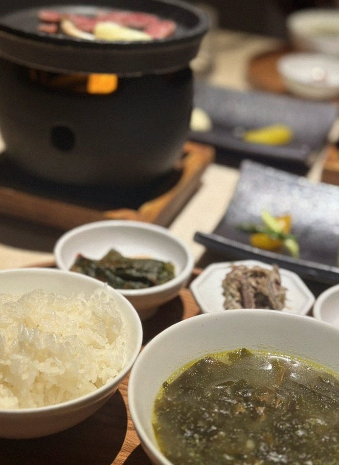 WOOARA Yeouido · assorted Korean side dishes (banchan)