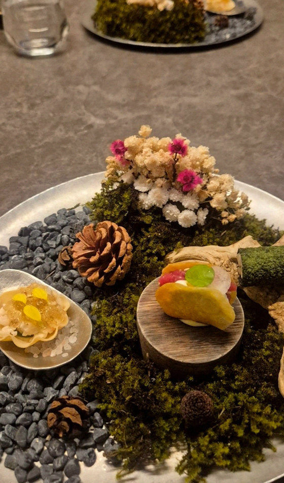 GOWOOGA Yeouido · seafood course served alongside the beef