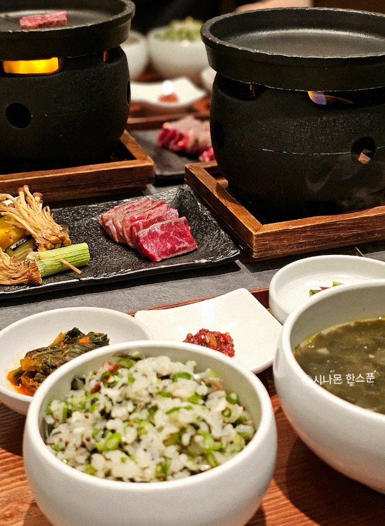 고우가 역삼점 강남 · 정갈하게 차려진 반찬과 곁들임 찬