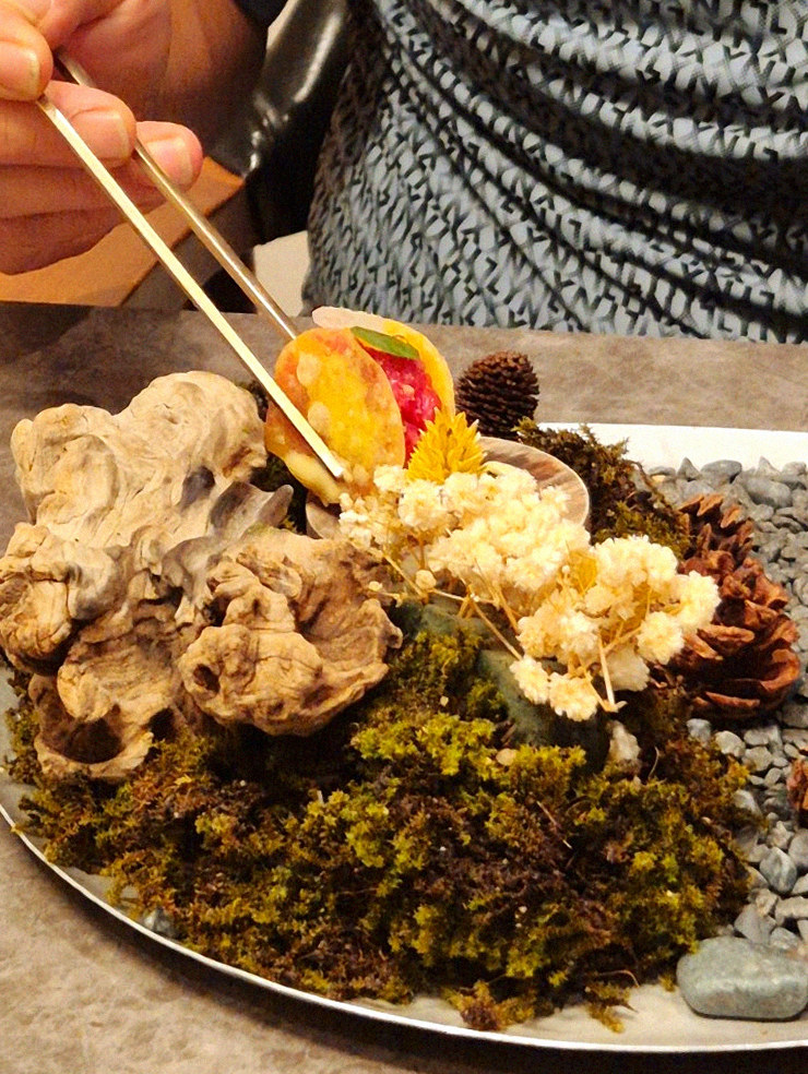 고우가 광화문점 · 경복궁역 맛집추천 · 정갈하게 차려진 반찬과 곁들임 찬