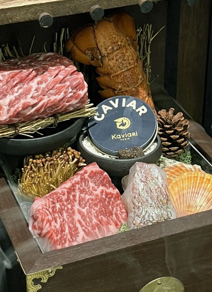 대보정 시청역점 · 서울역 맛집 광화문 맛집 · 시그니처 한우 쇼잉 — 진열함에 담긴 마블링 한우와 캐비아