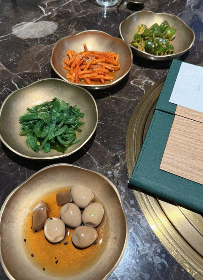 대보정 시청역점 · 서울역 맛집 광화문 맛집 · 정갈하게 차려진 반찬과 곁들임 찬