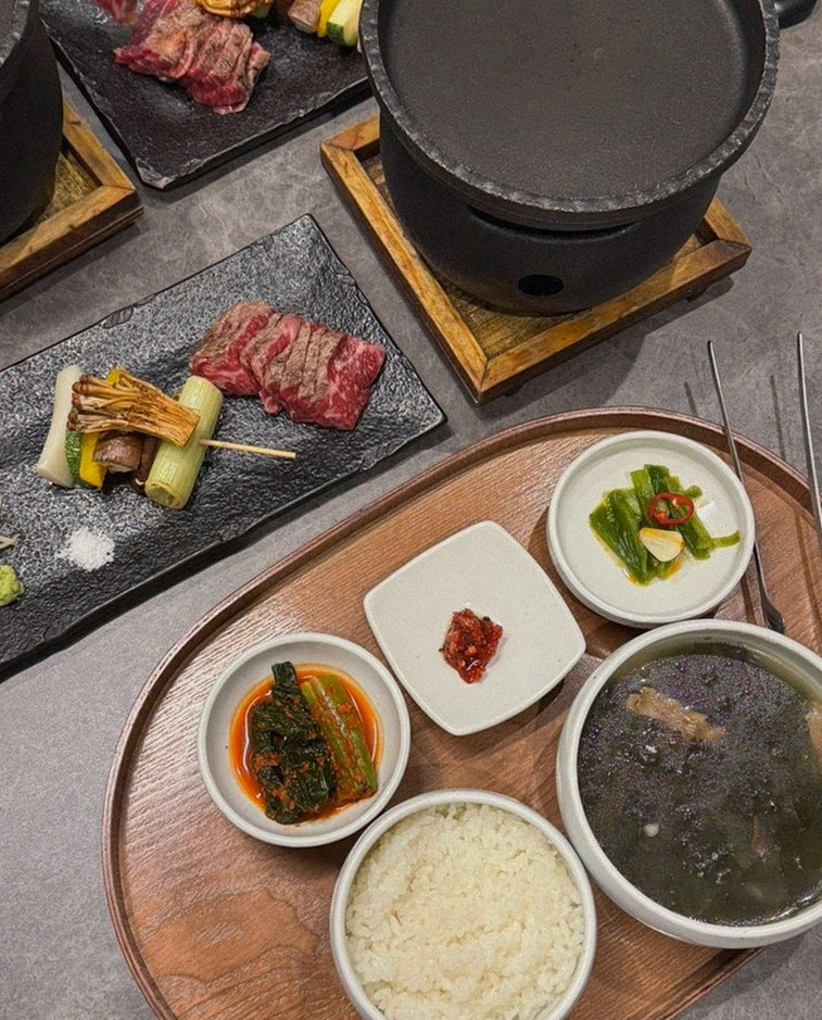 GOWOOGA Gwanghwamun · assorted Korean side dishes (banchan)