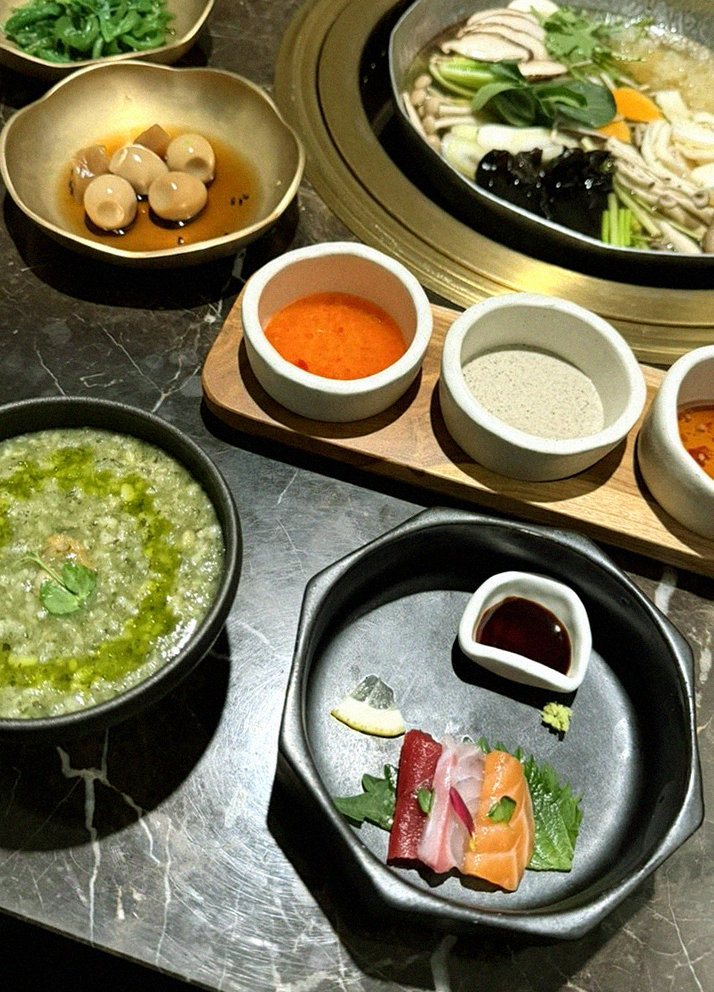 대보정 여의도점 · 63빌딩 맛집 · 정갈하게 차려진 반찬과 곁들임 찬