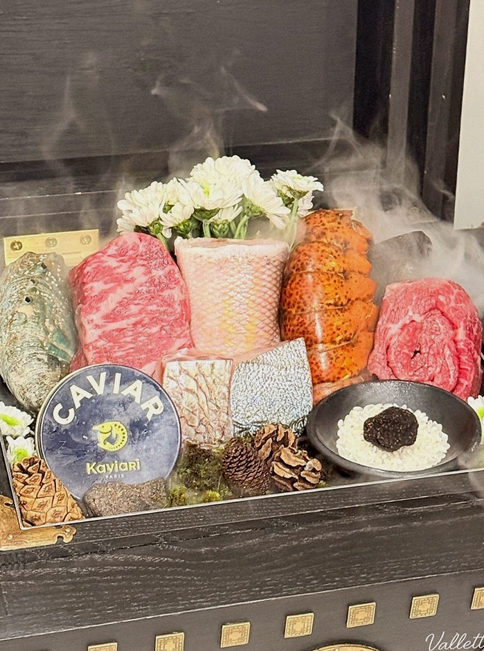 GOWOOGA Yeouido · 招牌韩牛展示 — 木盒中呈现的雪花韩牛与鱼子酱