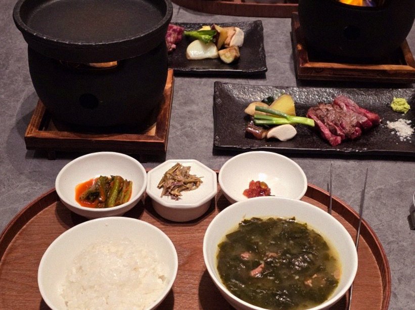 WOOHANA Yeouido · assorted Korean side dishes (banchan)