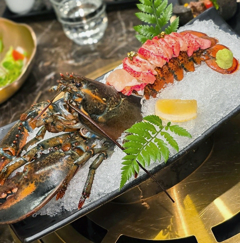 DAEBOJUNG Yeouido · the signature Hanwoo showing — marbled beef cuts and caviar presented in a display chest
