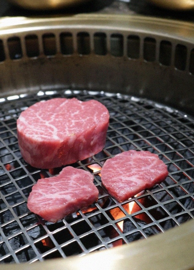 DAEBOJUNG Yeouido · Hanwoo beef grilling over binchotan charcoal