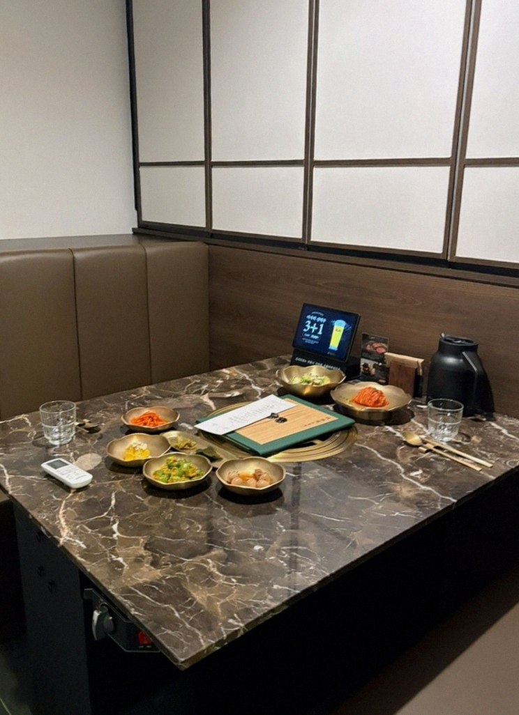 DAEBOJUNG Yeouido · seafood course served alongside the beef