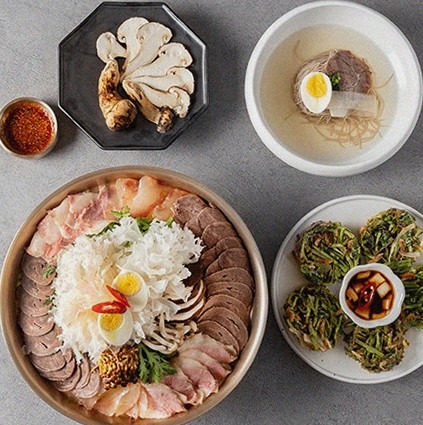 DAEBOJUNG Yeouido · seafood course served alongside the beef