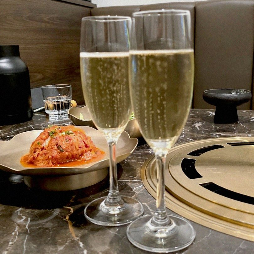 대보정 시청역점 · 시청역 데이트 맛집 · 시그니처 한우 쇼잉 — 진열함에 담긴 마블링 한우와 캐비아