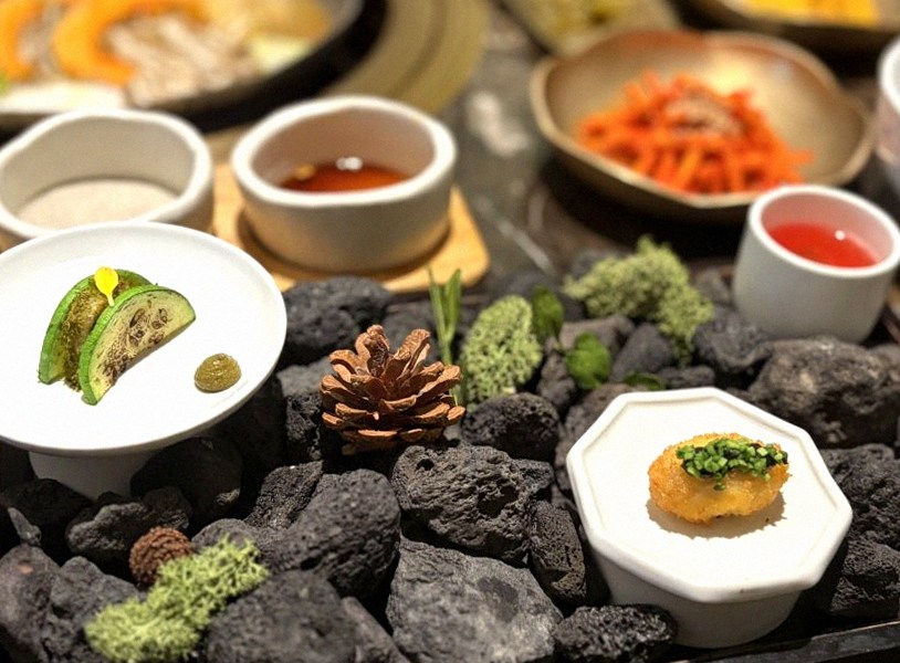 대보정 시청역점 · 시청역 데이트 맛집 · 정갈하게 차려진 반찬과 곁들임 찬
