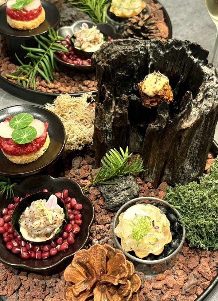 우하나 여의도점 · 63빌딩 맛집 · 시그니처 한우 쇼잉 — 진열함에 담긴 마블링 한우와 캐비아