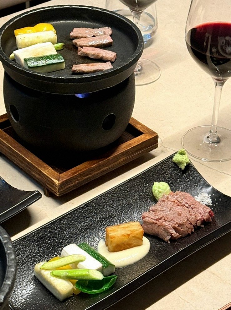우아라 여의도점 · 여의도 한정식맛집 · 시그니처 한우 쇼잉 — 진열함에 담긴 마블링 한우와 캐비아