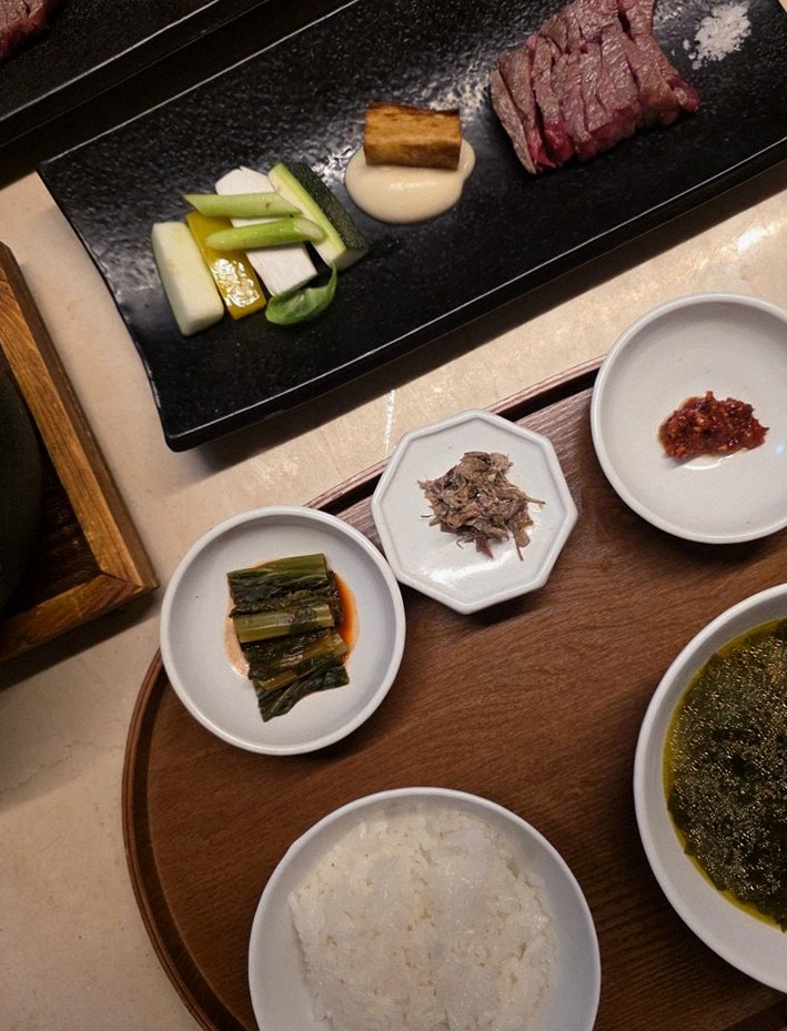 우아라 여의도점 · 여의도 한정식맛집 · 정갈하게 차려진 반찬과 곁들임 찬