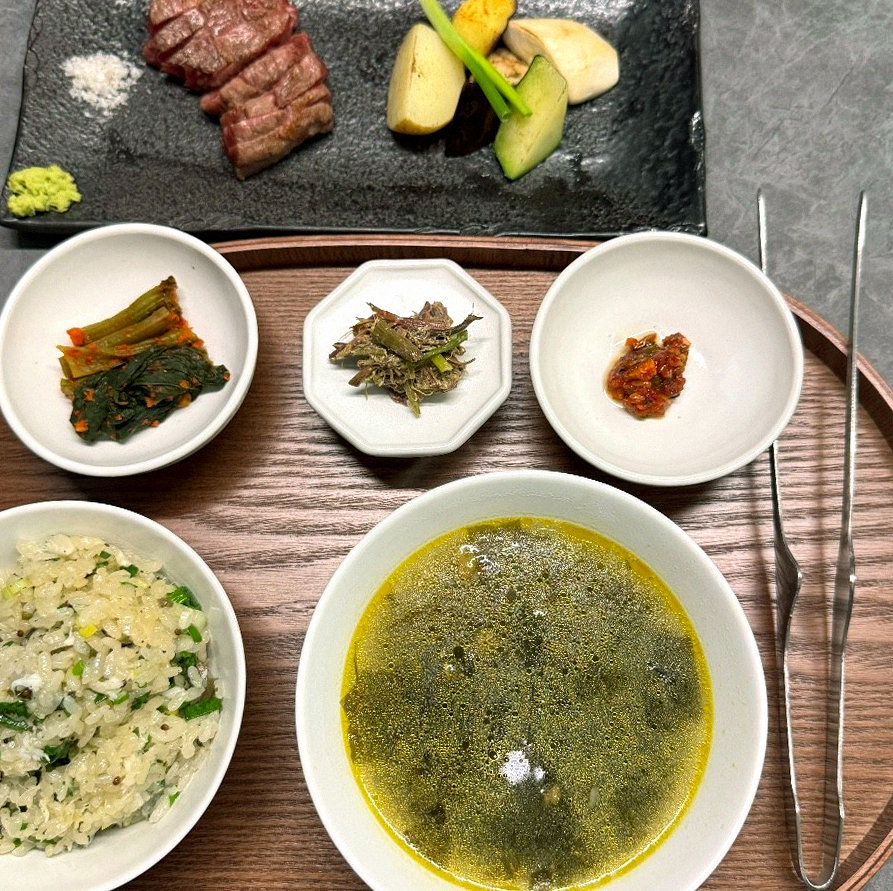 우하나 여의도점 · 더현대서울 맛집 · 정갈하게 차려진 반찬과 곁들임 찬