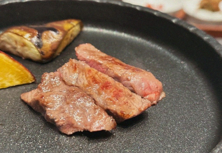 우하나 여의도점 · 더현대서울 맛집 · 비장탄 그릴 위에서 익어가는 한우