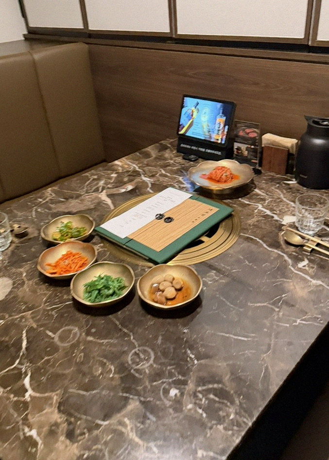 DAEBOJUNG Yeouido · テーブルいっぱいの韓牛おまかせコース