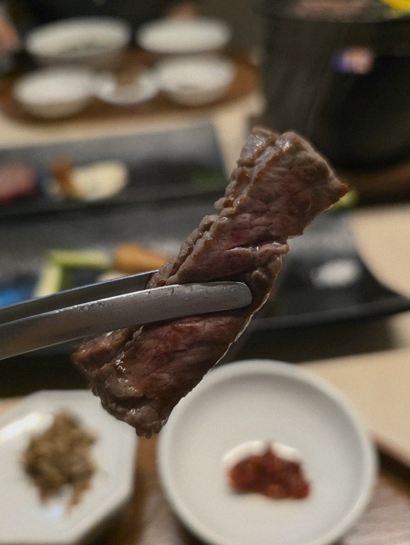 우아라 여의도점 · 여의도 한식 · 마블링이 살아있는 프리미엄 한우 쇼잉