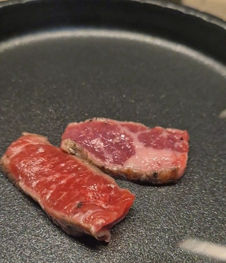 WOOARA Gwanghwamun · 霜降りの最高級韓牛のショーイング