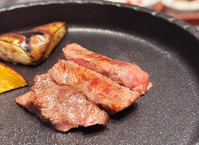 WOOHANA Yeouido · Hanwoo beef grilling over binchotan charcoal