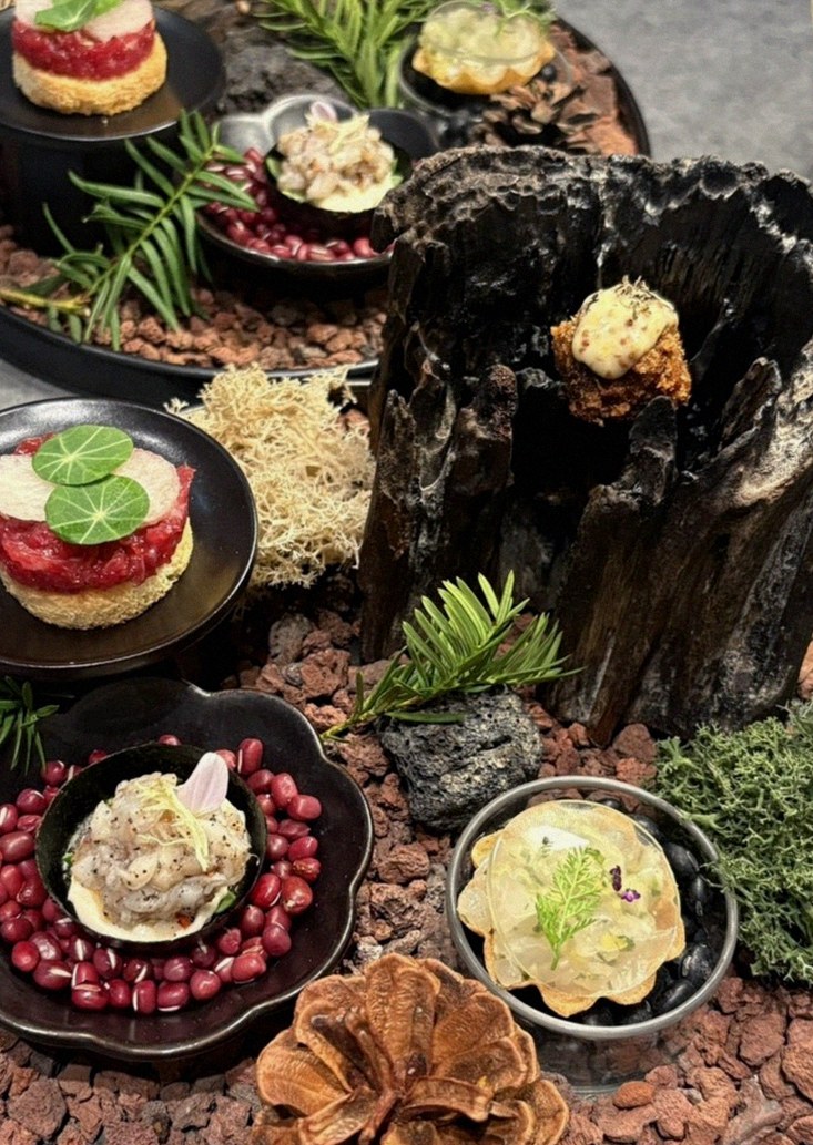 WOOHANA Yeouido · the signature Hanwoo showing — marbled beef cuts and caviar presented in a display chest