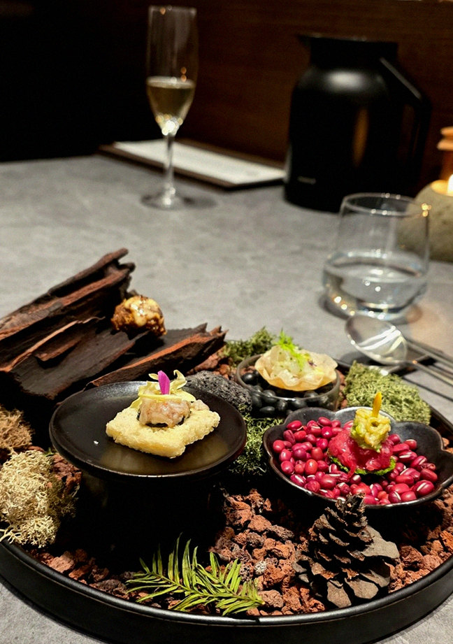 WOOHANA Yeouido · the signature Hanwoo showing — marbled beef cuts and caviar presented in a display chest