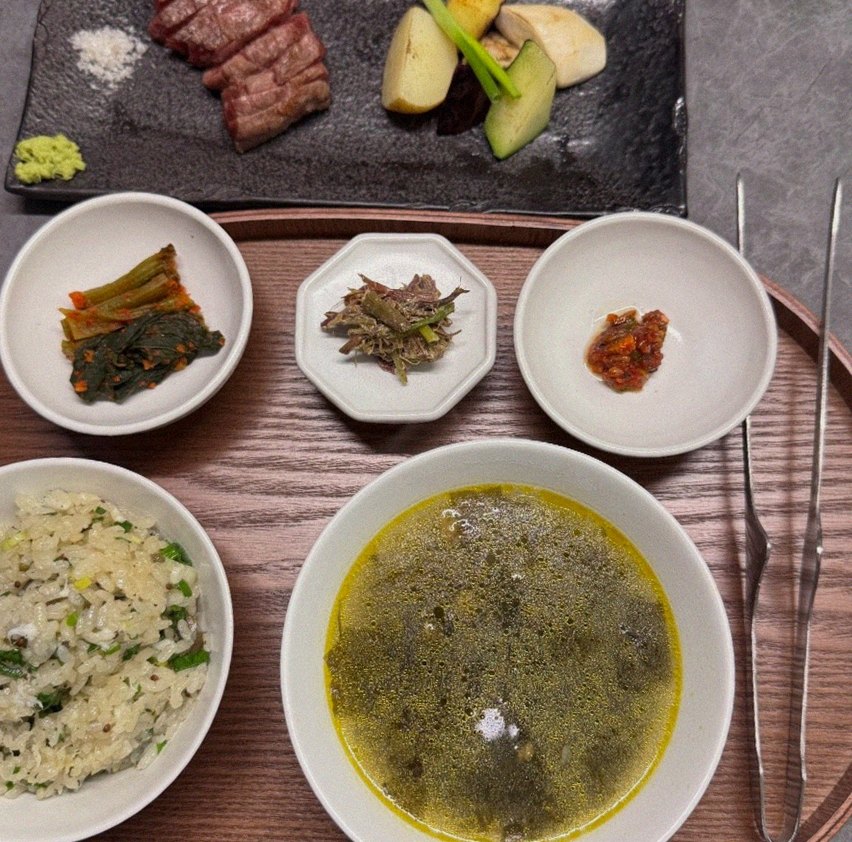 우하나 여의도점 · 여의도 더현대 맛집 · 정갈하게 차려진 반찬과 곁들임 찬