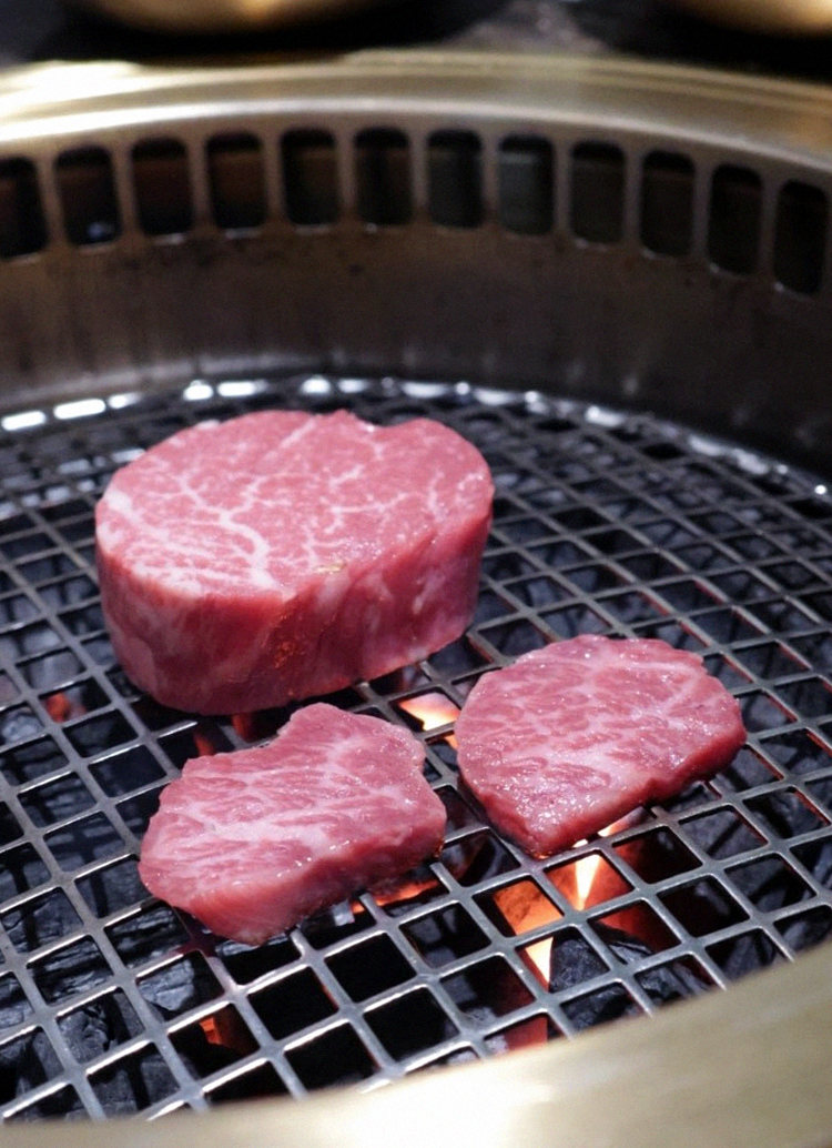 DAEBOJUNG City Hall · Hanwoo beef grilling over binchotan charcoal
