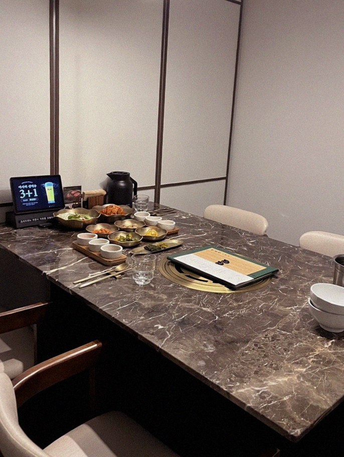 DAEBOJUNG City Hall · the full Hanwoo omakase table