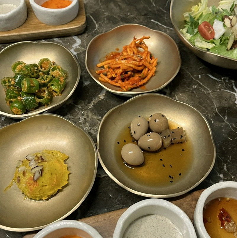 대보정 시청역점 · 서울역 맛집 한우오마카세 · 정갈하게 차려진 반찬과 곁들임 찬