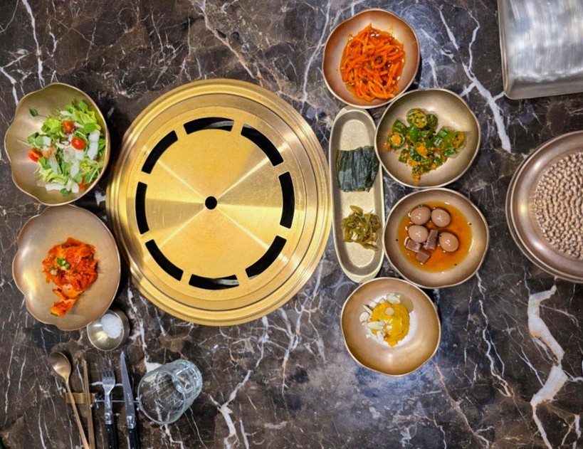 대보정 시청역점 · 서울역 맛집 한우오마카세 · 정갈하게 차려진 반찬과 곁들임 찬