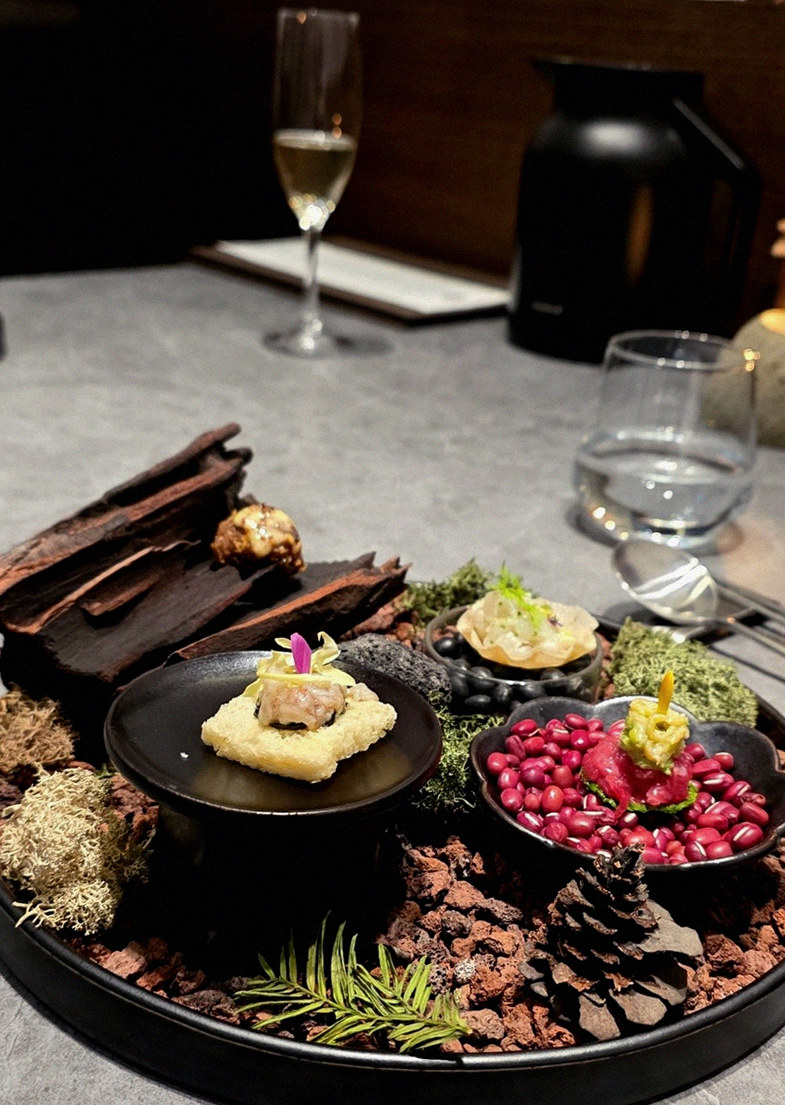 WOOHANA Yeouido · the signature Hanwoo showing — marbled beef cuts and caviar presented in a display chest