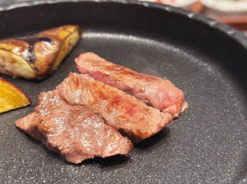 WOOHANA Yeouido · Hanwoo beef grilling over binchotan charcoal