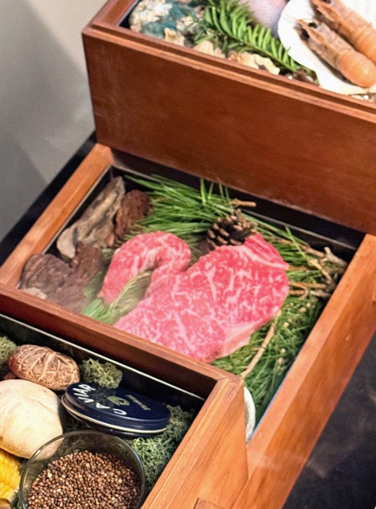 WOOARA Yeouido · 招牌韩牛展示 — 木盒中呈现的雪花韩牛与鱼子酱