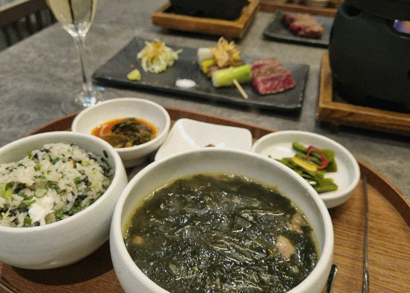 고우가 여의도점 · 여의도 룸식당 · 정갈하게 차려진 반찬과 곁들임 찬