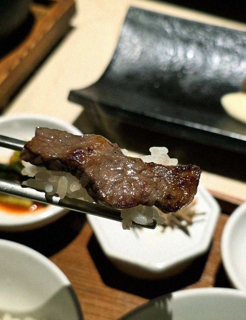 WOOARA Gwanghwamun · premium marbled Hanwoo beef presented before grilling