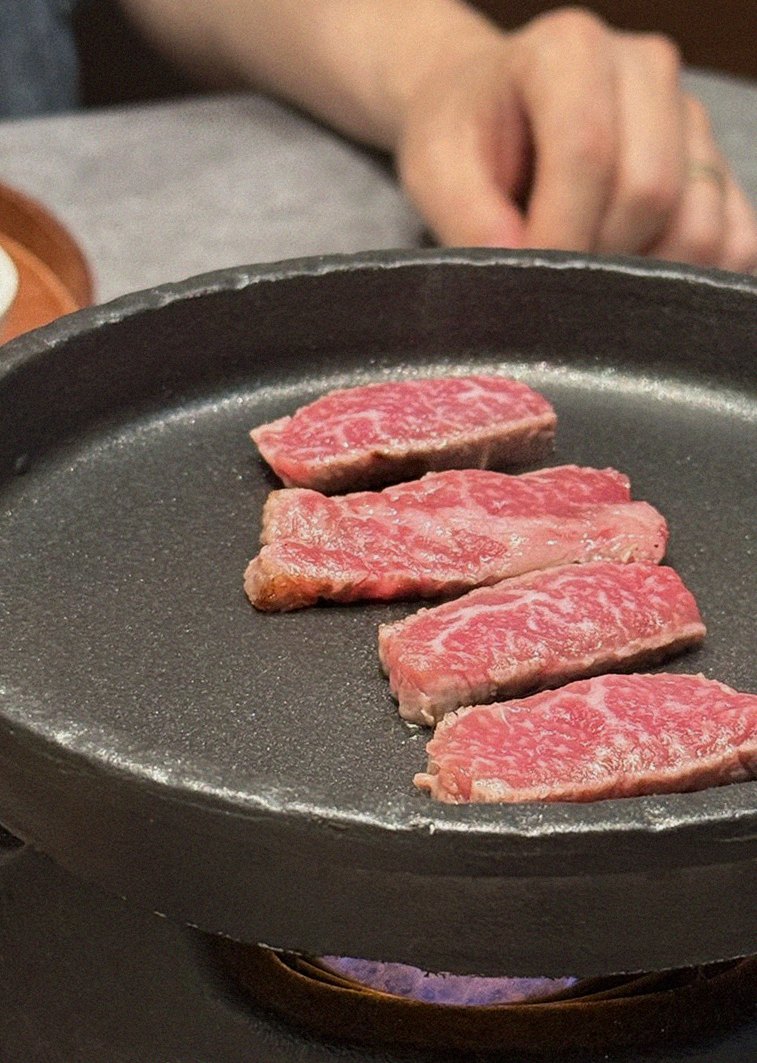 GOWOOGA Gangnam·Yeoksam · Hanwoo beef grilling over binchotan charcoal