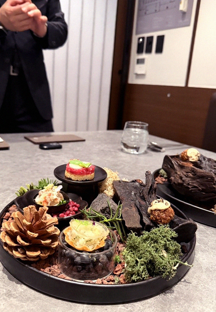 우하나 종각역점 · 서울 중구 맛집 · 시그니처 한우 쇼잉 — 진열함에 담긴 마블링 한우와 캐비아