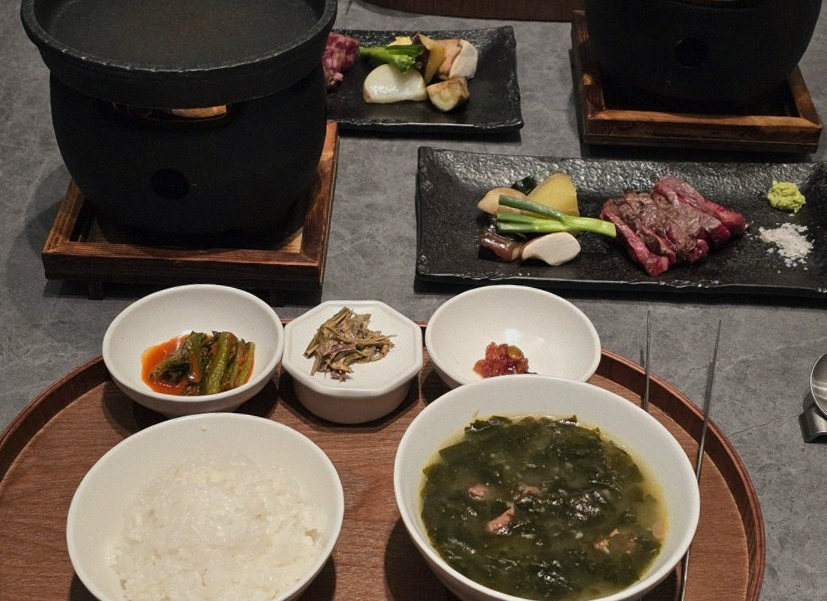 우하나 종각역점 · 서울 중구 맛집 · 정갈하게 차려진 반찬과 곁들임 찬