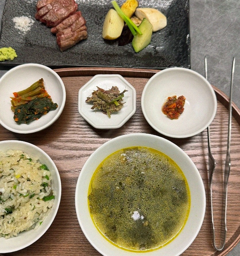 우하나 여의도점 · 샛강역 맛집 · 정갈하게 차려진 반찬과 곁들임 찬