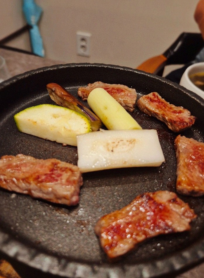 고우가 광화문점 · 광화문 한우 · 비장탄 그릴 위에서 익어가는 한우