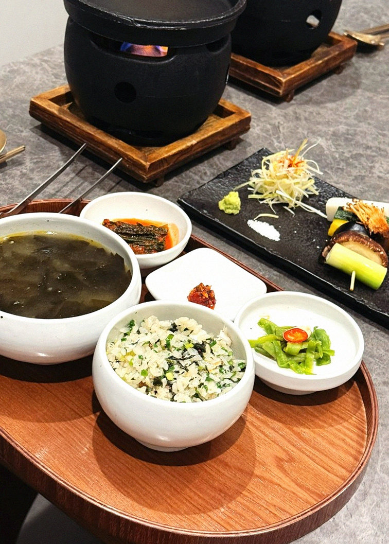 고우가 광화문점 · 광화문 한우 · 정갈하게 차려진 반찬과 곁들임 찬