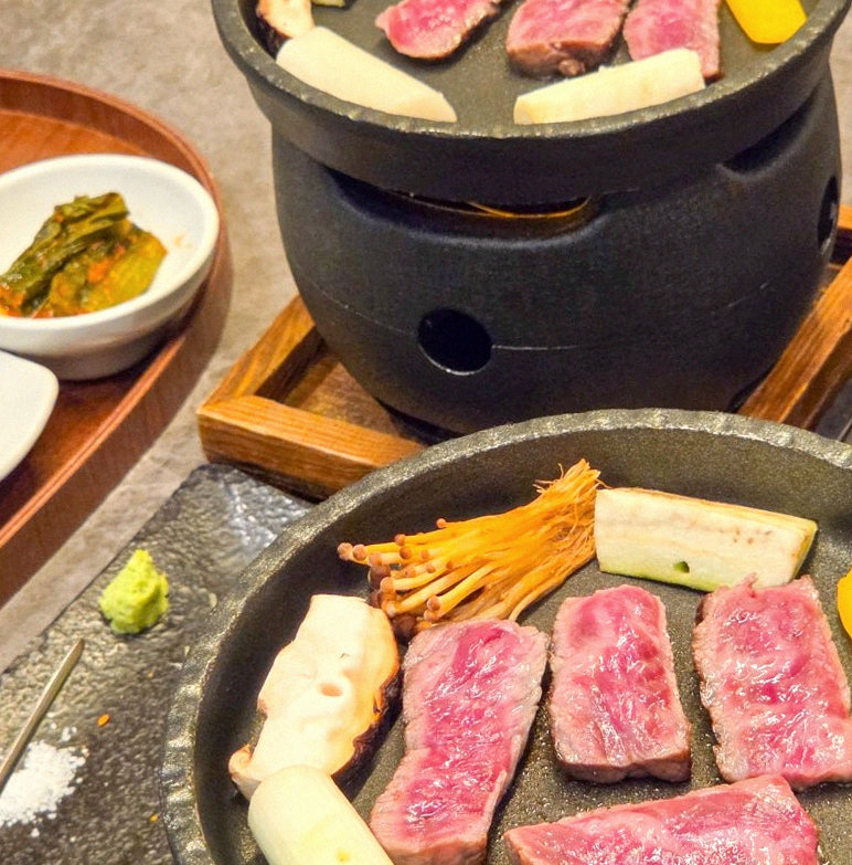GOWOOGA Yeouido · シグネチャーの韓牛ショーイング — 木箱に盛られた霜降り韓牛とキャビア