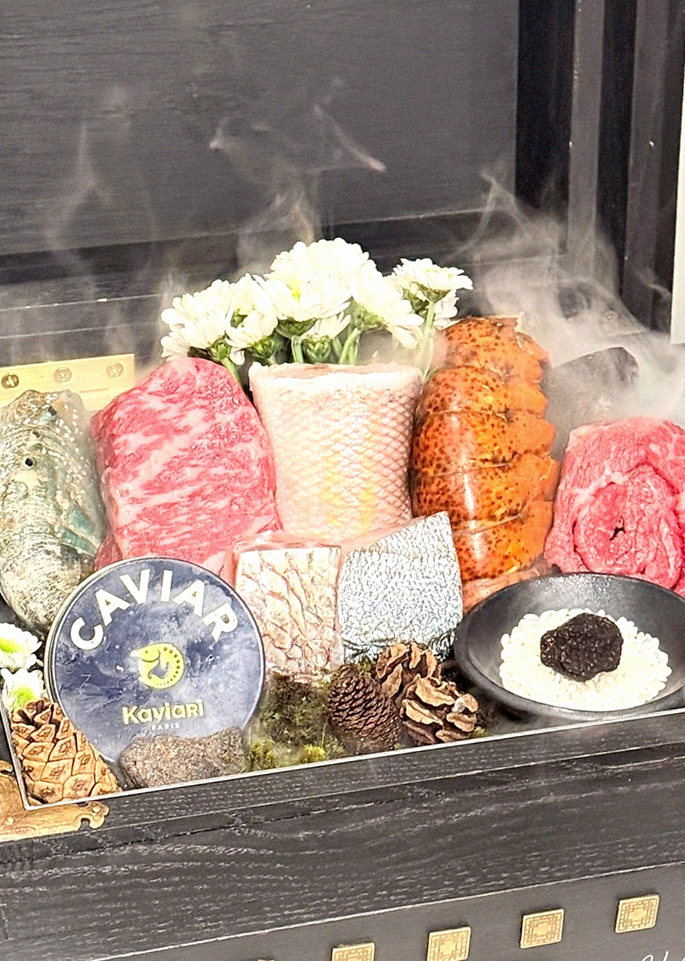 GOWOOGA Yeouido · 招牌韩牛展示 — 木盒中呈现的雪花韩牛与鱼子酱