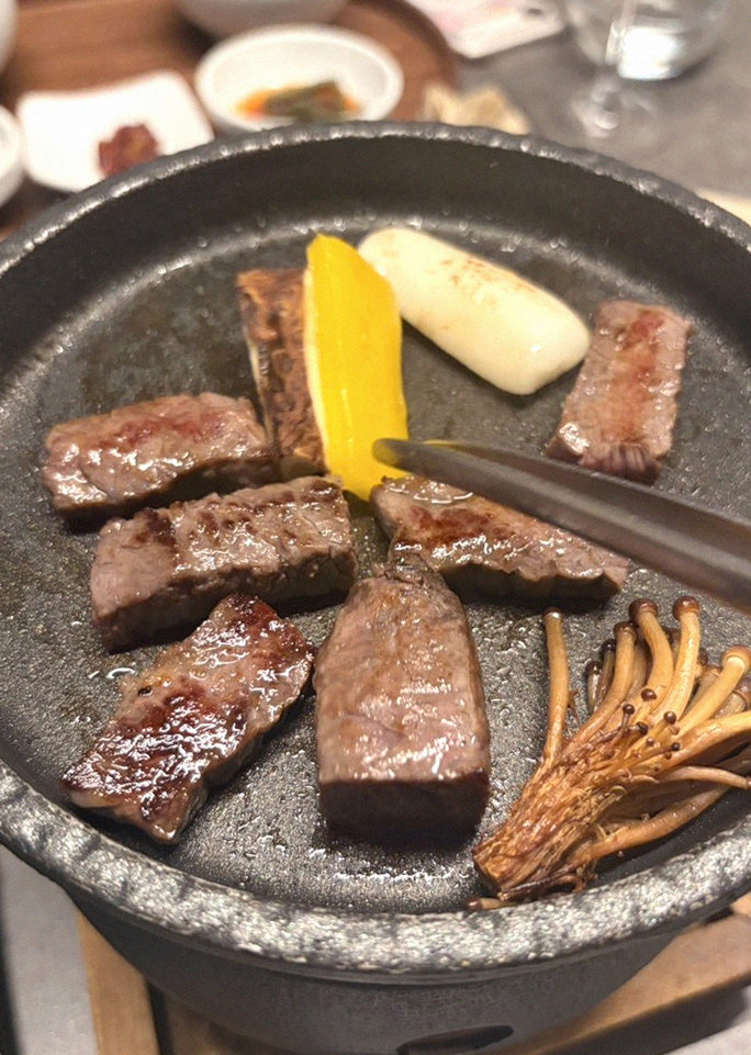 GOWOOGA Yeouido · 招牌韩牛展示 — 木盒中呈现的雪花韩牛与鱼子酱