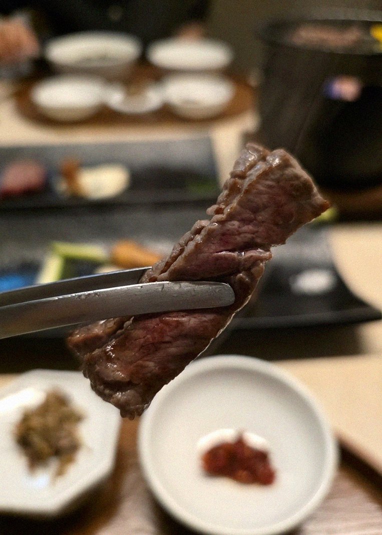 우아라 여의도점 · 여의도 맛집 더현대 맛집 · 마블링이 살아있는 프리미엄 한우 쇼잉