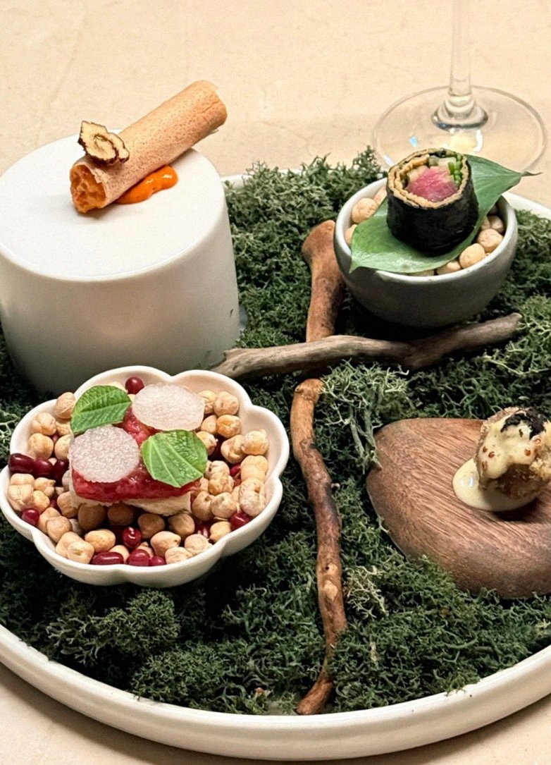 우아라 여의도점 · 여의도 맛집 더현대 맛집 · 한 접시씩 정성껏 플레이팅된 한우 코스 요리